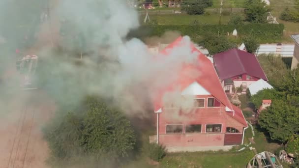 燃える家の上を飛行する。灰色の煙。消防車。民家だ。緊急事態だ。火事だ。空中ドローン映像。最上階だ。高品質4k映像 - 映像、動画