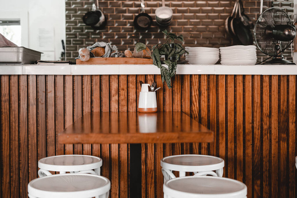 talíře, kuchyňské nádobí, stůl a stoličky v restauraci - Životní styl koncept - Fotografie, Obrázek