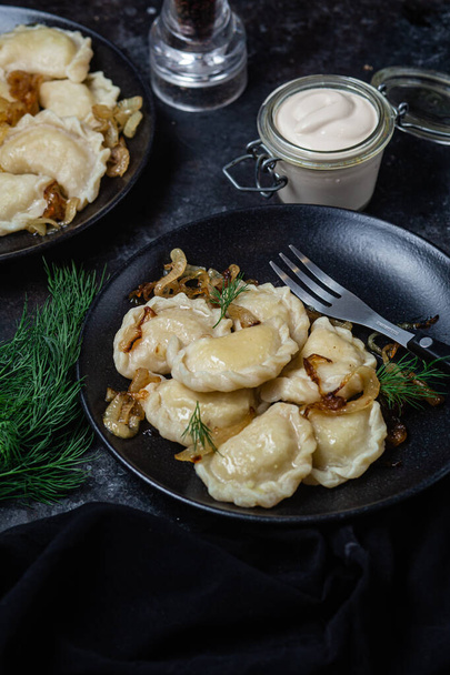 Vareniki krumplival és hagymával. Ukrán élelmiszer - Fotó, kép
