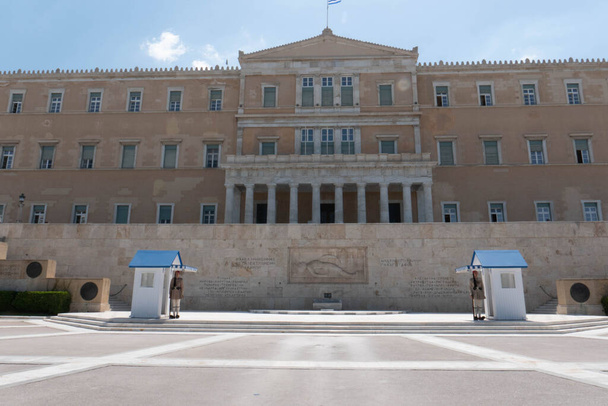 O edifício do Parlamento Helénico na Praça Syntagma, em Atenas, Grécia. Foto de alta qualidade - Foto, Imagem