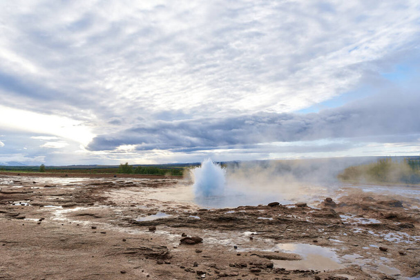 Gejzer w rejonie geotermalnym Strokkur, szlak Golden Circle, Islandia, Europa - Zdjęcie, obraz