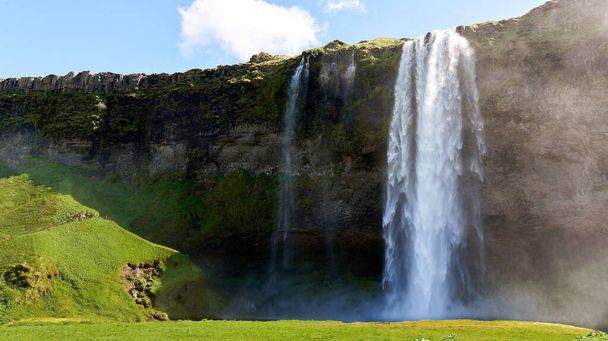 Vista panorámica con los turistas de la cascada de Skogafoss, la cascada más grande de Skogar, ruta del Círculo Dorado, Islandia, Europa - Foto, Imagen
