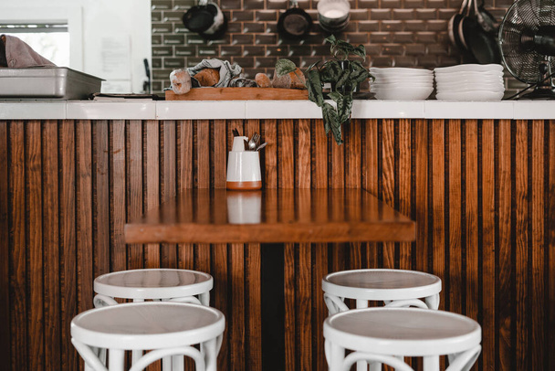 スツール付きのレストランとテーブルのインテリア-ライフスタイルコンセプト - 写真・画像