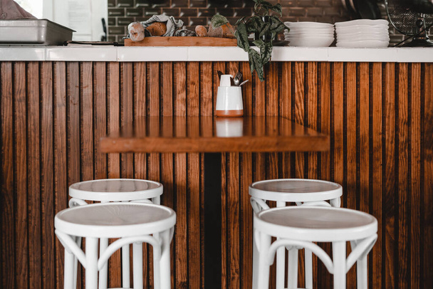 mesa de madera, cubiertos y taburetes en un restaurante - Concepto de estilo de vida - Foto, imagen