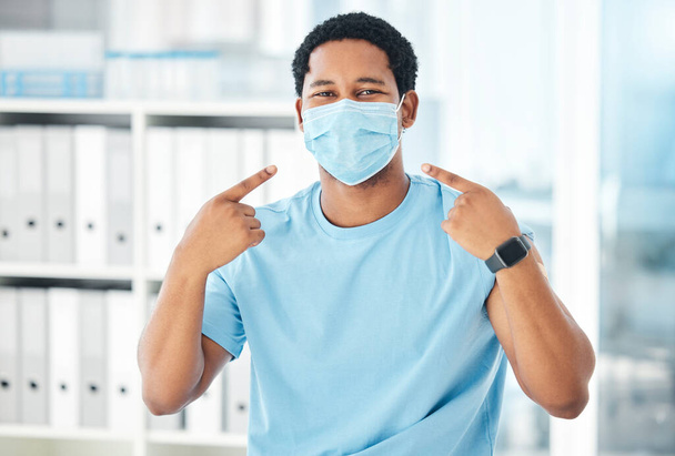 Covid, Gesundheit und Sicherheit mit einem Mann in einer Maske im Krankenhaus für einen Termin, eine Vorsorgeuntersuchung oder eine Impfung. Medizin und Versicherung mit einem männlichen Patienten während der Coronavirus-Pandemie. - Foto, Bild