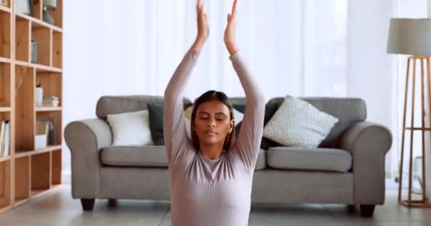 Yoga meditasyonu, ev egzersizi ve namaste ellerde dua eden kadın, zen enerjisi ve barış, ruhsal eğitim ve egzersiz. Sakin ol, rahatla ve dikkat et. Fitness kızı nefes al, denge ve sağlıklı yaşam.. - Video, Çekim