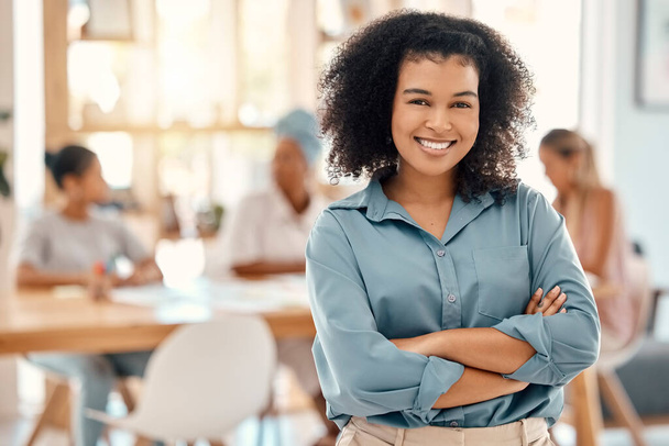 Femme noire, sourire de leadership et rencontre avec les bras croisés dans la gestion de l'équipe, la vision ou l'ambition au bureau. Portrait d'une gestionnaire africaine créative confiante souriant pour la collaboration au travail. - Photo, image