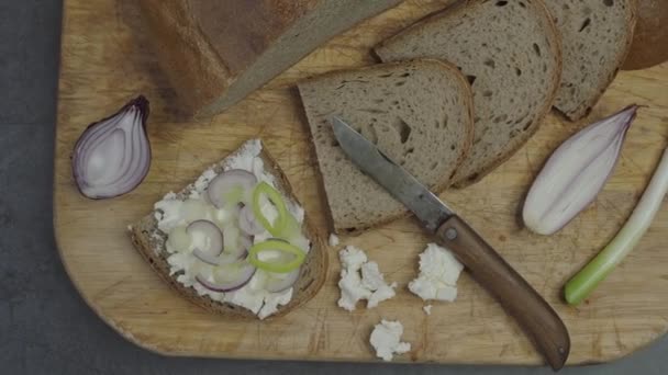 Chleb domowy na desce do krojenia z twarogiem - Materiał filmowy, wideo