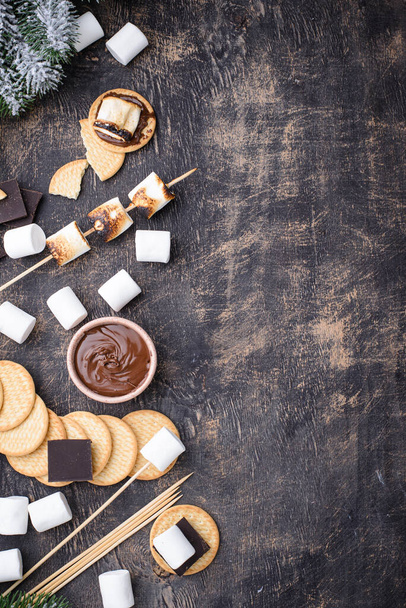 Placa Smores con malvavisco, chocolate y galletas saladas - Foto, imagen