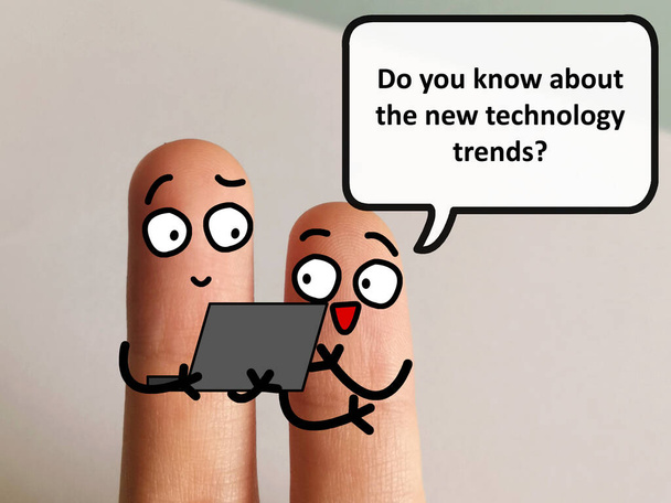 Dva prsty jsou vyzdobeny jako dvě osoby. Jeden se ptá druhého, jestli ví o nových technologických trendech.. - Fotografie, Obrázek