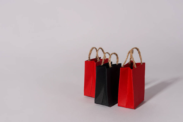Czarny piątek wyprzedaż wydarzenie projekt kreatywny koncepcja, czerwony i czarny torby na zakupy z cieniami na szarym tle, przestrzeń do kopiowania - Zdjęcie, obraz