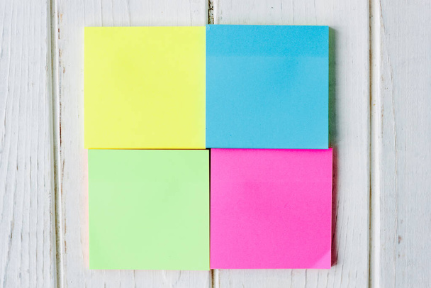 Aufkleber in verschiedenen Farben für Notizen mit Kopierraum - Foto, Bild