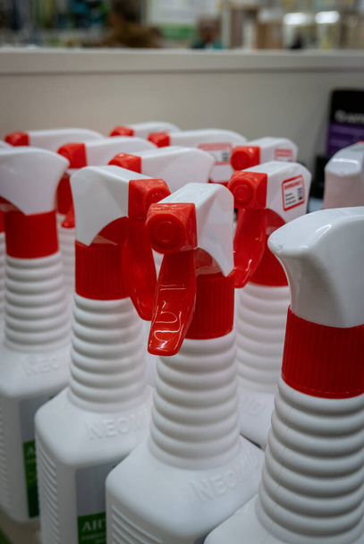 Біло-червоні пластикові розпилювачі в магазині
 - Фото, зображення