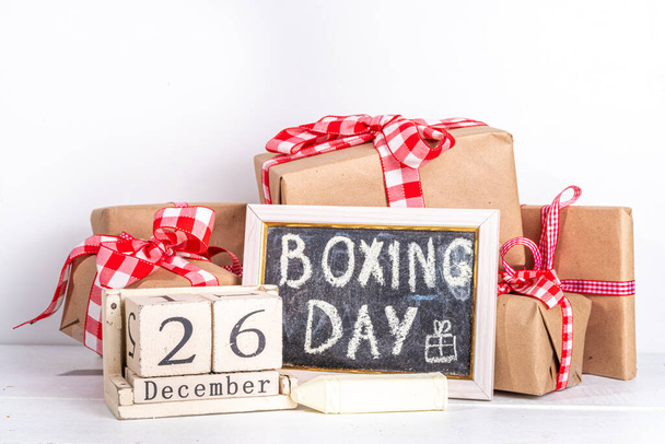 Wyprzedaż bokserska sezonowa tło promocyjne. Różne prezenty pudełko z wstążką, z ramą napis Dzień boksu, blok drewniany kalendarz, pakowanie papieru świątecznego, świąteczny wystrój, wstążki - Zdjęcie, obraz
