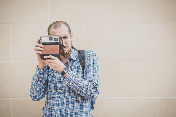 Περιστασιακή άνθρωπος με εκλεκτής ποιότητας φωτογραφική μηχανή - Φωτογραφία, εικόνα