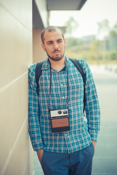 Hombre casual con cámara vintage
 - Foto, imagen