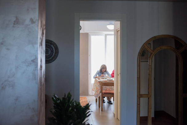 Idősebb nő ebédel otthon ülő asztali konyha - másolás - Fotó, kép