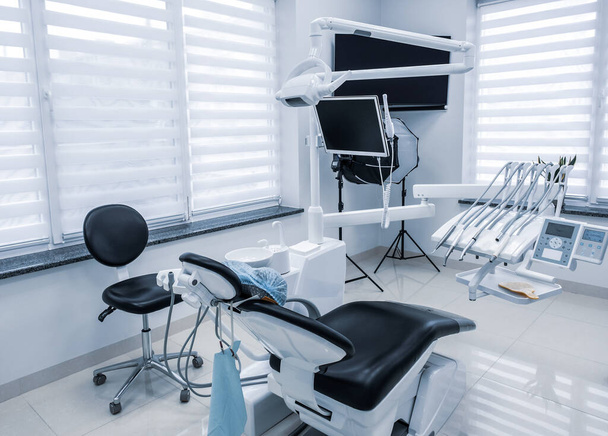 Інтер'єр стоматологічної клініки з робочим інструментом. Стоматологічне крісло та інші аксесуари
 - Фото, зображення