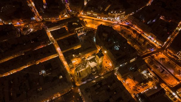 вид з повітря на нічний зимовий центр Львова, вкритий снігом
 - Фото, зображення