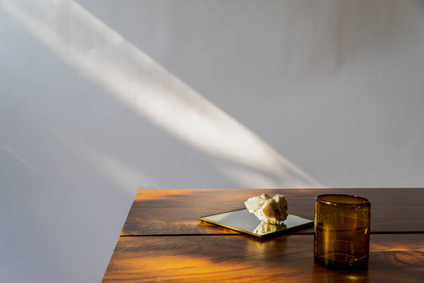 designerski drewniany stół jadalny, minimalistyczne i proste przedmioty na stole, meksykańska Ameryka Łacińska - Zdjęcie, obraz