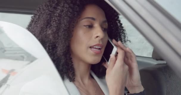 Forgalom, telefonhívás és autóvezető késik a vállalati munkából, magyarázza el a főnöknek az 5g kommunikációt és ellenőrizze az őrséget. Közlekedési óra menetrend, stressz vagy frusztrált fekete nő vezetés SUV van dolgozni. - Felvétel, videó