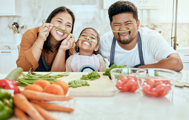 キッチンでの料理、家族や漫画の肖像画は、狂気、善と笑顔と一緒に愚かな楽しみのために。幸せな母親、父と家の中の子供の面白い野菜の顔と食品、アジアと結合 - 写真・画像