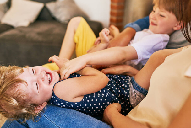 Gelukkige kinderjaren zorgen voor een gelukkige volwassenheid. een gelukkig klein meisje besteden quality time met haar familie thuis - Foto, afbeelding