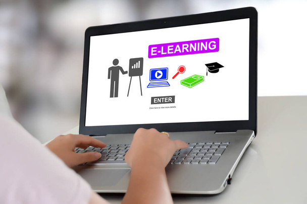Mujer usando un portátil con concepto de e-learning en la pantalla
 - Foto, Imagen