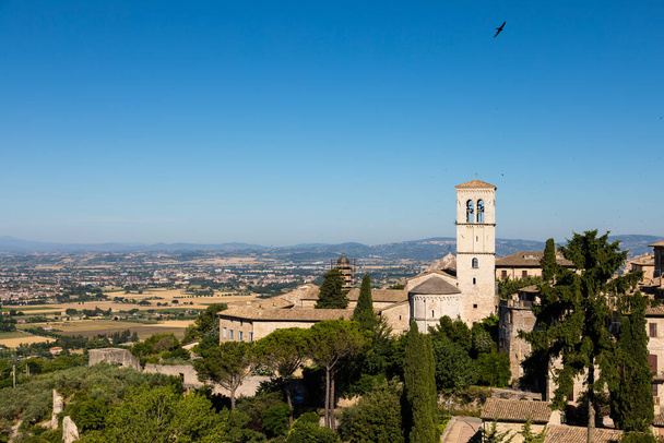 Kościół w miejscowości Asyż w regionie Umbria, Włochy. Miasto słynie z najważniejszej włoskiej bazyliki św. Franciszka (Basilica di San Francesco) - Zdjęcie, obraz