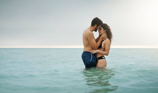 Nunca había sentido algo así antes. una pareja cariñosa pasando algún tiempo en el agua - Foto, imagen
