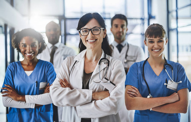 Fedezzük az egészségét. Egy sokszínű orvoscsoport portréja, akik együtt állnak egy kórházban. - Fotó, kép