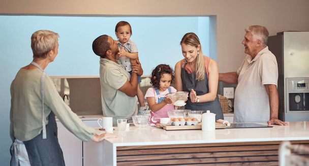 Μεγάλη οικογένεια, το μαγείρεμα και το ψήσιμο στο σπίτι κουζίνα για συγκόλληση, μάθηση και βοήθεια, ενώ κάνοντας τα τρόφιμα και τις δεξιότητες διδασκαλίας με τα παιδιά, τους γονείς και τους παππούδες. Άνδρες, γυναίκες και παιδιά μαζί για να ψήσουμε. - Φωτογραφία, εικόνα