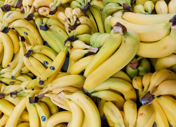 Жовті банани на стійці в продуктовому магазині
 - Фото, зображення