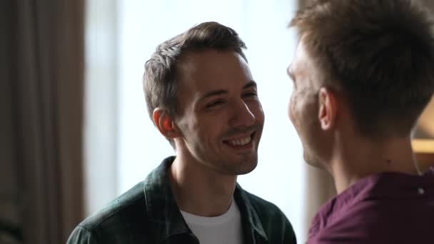Portret młodego geja zakochującego się w partnerce. Zamknij homoseksualistę patrzącego z miłością na swojego chłopaka. Wysokiej jakości materiał 4K - Materiał filmowy, wideo