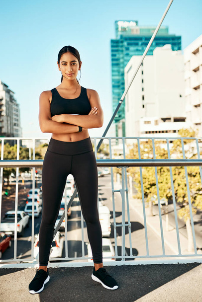 L'autodiscipline vous mènera loin. Portrait d'une jeune femme sportive faisant de l'exercice en ville - Photo, image