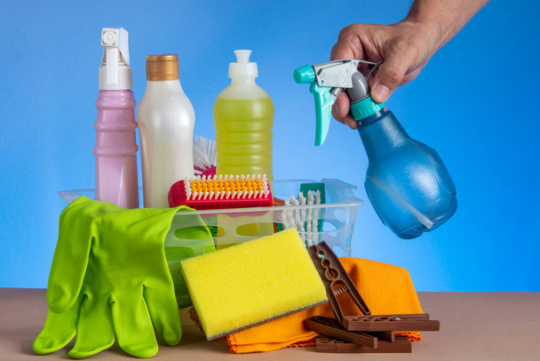 кошик з засобами для чищення для домашньої гігієни з пластиковою упаковкою
 - Фото, зображення