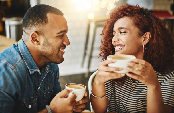 La comunicazione è una parte importante del loro rapporto. una giovane coppia affettuosa che si gode il loro appuntamento in caffetteria - Foto, immagini