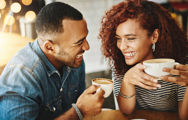 Dobré časy prostě přicházejí. láskyplný mladý pár těší jejich rande v kavárně - Fotografie, Obrázek