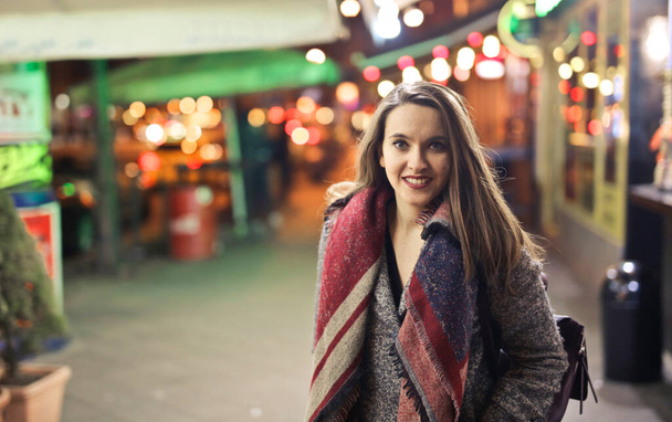 portrait of young woman in the street at night - Valokuva, kuva