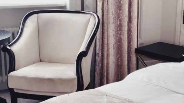 Décor intérieur et décoration intérieure, lit avec literie blanche dans la chambre de luxe, service de blanchisserie de linge de lit et détails de meubles. Images 4k de haute qualité - Séquence, vidéo