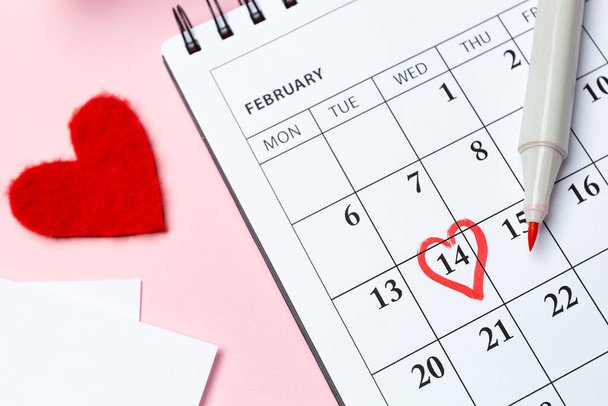 Kalender met een getekend hart op de datum 14 februari. Valentijnsdag. - Foto, afbeelding