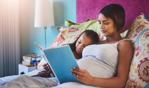 Lesen Sie alle ihre Lieblingsmärchen. eine Mutter liest ihrer kleinen Tochter zu Hause eine Geschichte vor - Foto, Bild