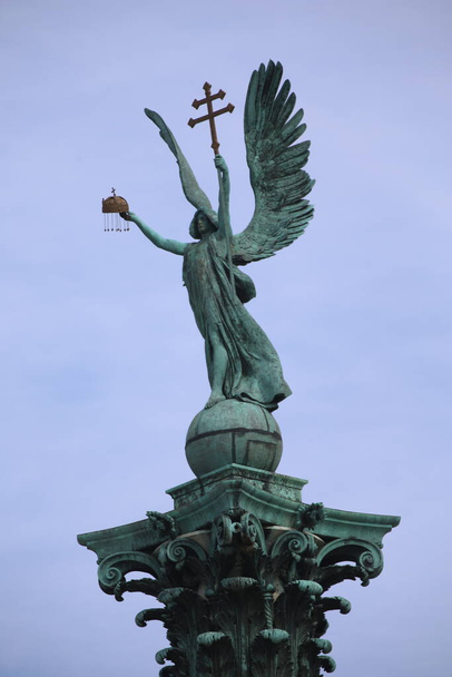 Άγαλμα στην Πλατεία Ηρώων Βουδαπέστης. Στην κορυφή του κίονα εικονίζεται ο Αρχάγγελος Γαβριήλ, ο οποίος κρατά το Ουγγρικό Ιερό Στέμμα και τον αποστολικό διπλό σταυρό στα χέρια του. - Φωτογραφία, εικόνα