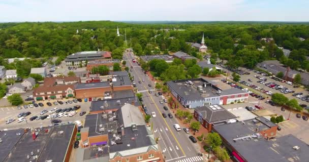 Lexington historic town center aerial view on Massachusetts Avenue with Lexington Common and First Parish at the background, Lexington, Massachusetts MA, Verenigde Staten.  - Video