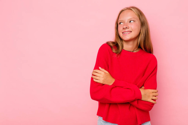 Kaukázusi tini lány elszigetelt rózsaszín háttér mosolygós magabiztos keresztbe karok. - Fotó, kép