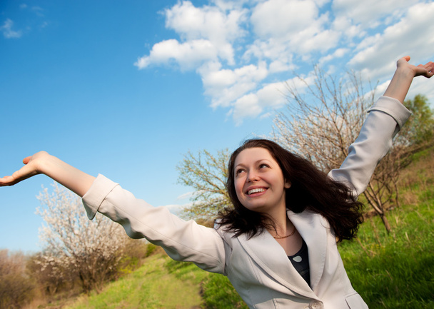 Счастливая привлекательная женщина с поднятыми руками
 - Фото, изображение