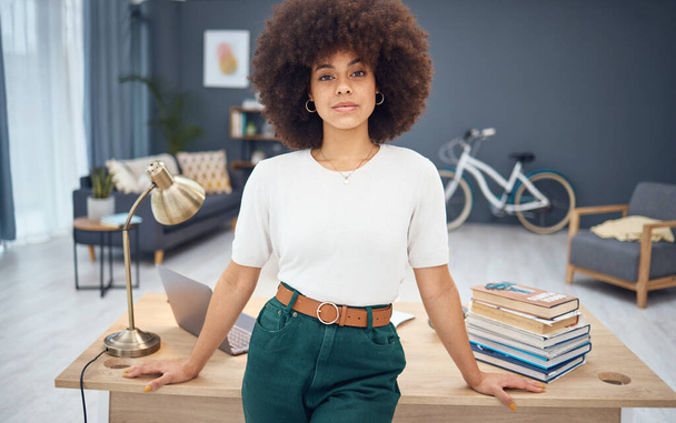 Siyahi kadın, afro ve iş vizyonu dijital pazarlama girişimi için merkez ofiste, küçük işletme veya yaratıcı şirketlerin reklamını yapıyor. Portre, uzaktan çalışma ve teknoloji, kitaplar ve hedeflerle tasarımcı. - Fotoğraf, Görsel