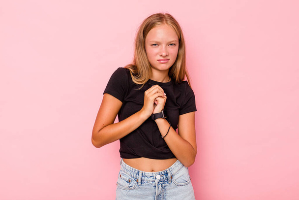 Λευκή έφηβη, απομονωμένη σε ροζ φόντο φοβισμένη και φοβισμένη.. - Φωτογραφία, εικόνα