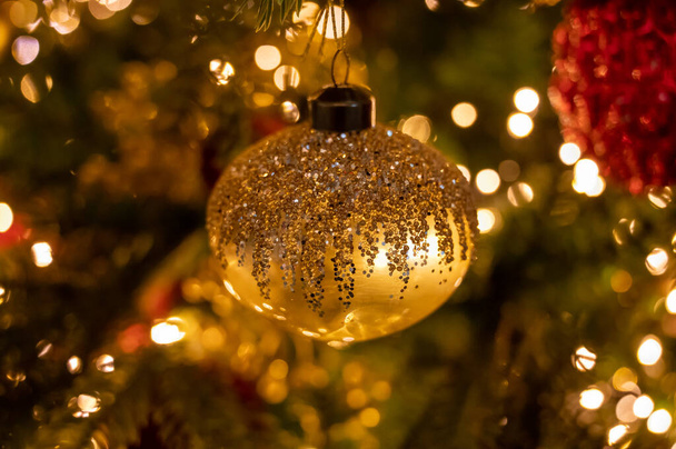 Karácsonyfa díszített ünnepélyesen díszített vintage színes golyók, koszorúk és játékok közelről, karácsonyi háttér, téli ünnepek - Fotó, kép
