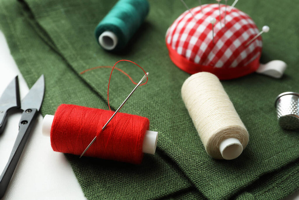 Threads and other sewing supplies on table - Foto, immagini